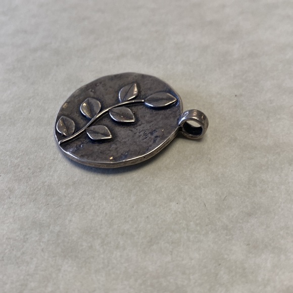 Made in Israel hammered sterling silver 925 leaf disc pendant - Picture 3 of 4